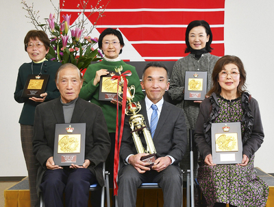 表彰を受けた（前列左から）渡部さん、福崎さん、大槻さん（後列左から）早田さん、森山さん、遠藤さん