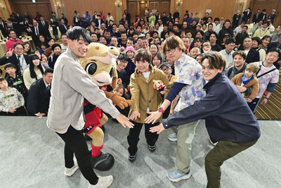 出場者とともに大会成功を誓う（左から）ＴＫＤさん、ハーマー＆ドリー、野口さん、柏原さん、よしきさん＝いわき市