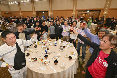 レースでの健闘を誓い乾杯するランナーら＝２２日午後、いわき市