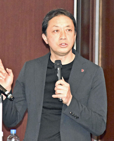 スタジアムの建設について話す大倉社長