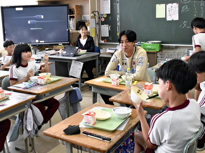子どもたちと給食を食べる遠藤選手（中央）