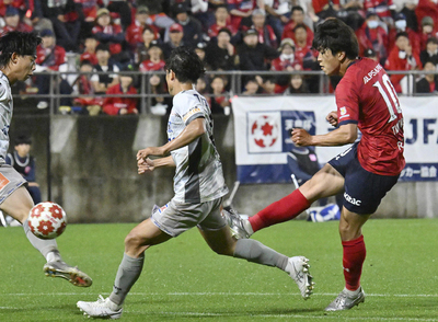 【いわき―秋田】後半４０分、ゴールを決め１点を返すいわきのＦＷ谷村（右）＝ハワイアンズスタジアムいわき