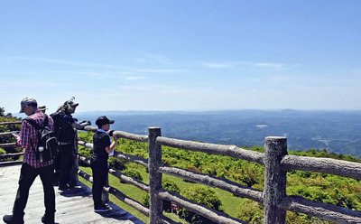 頂上からの景色を望む登山者