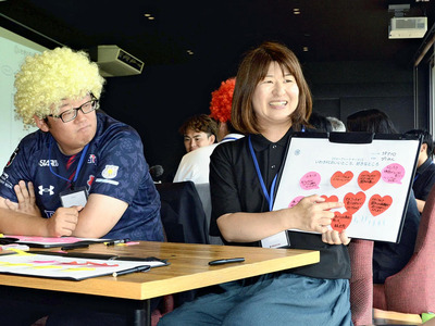 意見を交わす参加者