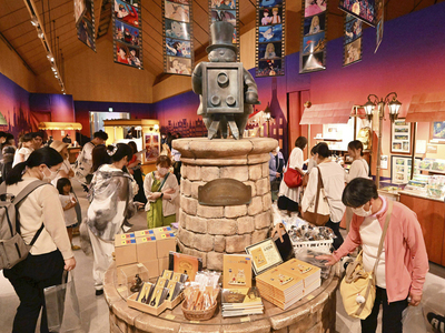 観覧を楽しんだ後、オリジナルグッズなどが並ぶ販売コーナーを回る来場者＝１９日、県立美術館©Ｓｔｕｄｉｏ　Ｇｈｉｂｌｉ