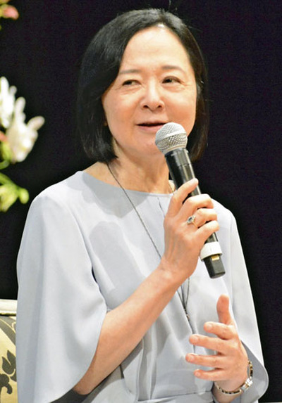 「新聞は大きな世界を動かすニュースから町内会の話題まで網羅されていて、小説を書くヒントの宝庫」と語る小川さん