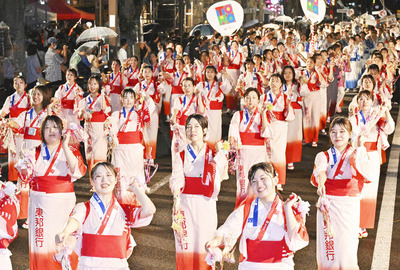 華やかに踊り流し、県都の夜を盛り上げたわらじまつり＝１日夜、福島市・国道１３号