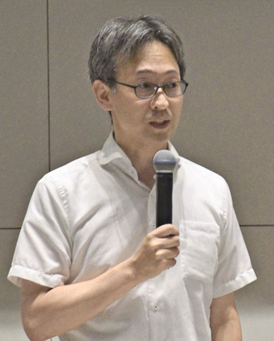 意見を述べる朝岡座長