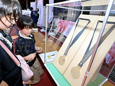 レプリカメダルや大会ＰＲパネルが展示されたデフリンピックＰＲキャラバン