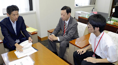 防災庁の設置を要望する小野会頭（中央）と鈴木さん（右）
