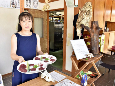 「互いに悩みを分かち合い、楽しい時間を過ごせる場所にしたい」と話す加治さん。猪鹿鳥では全国各地から仕入れたジビエを使った料理を楽しめる