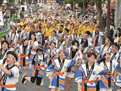 「ドンワッセ」のかけ声に合わせ、踊り流したいわきおどり＝８日午後、いわき市・いわき駅前大通り