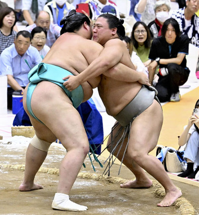 琴桜との取組で会場を沸かせた若隆景（右）。来場所は大関昇進を目指す＝８日午後、南相馬市・まるさん・あったまるアリーナ