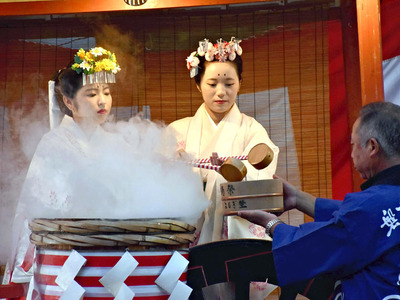 各旅館に湯を分ける萩姫の２人