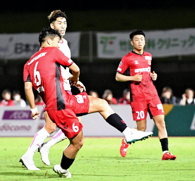 【福島Ｕ―栃木シ】後半３３分、チーム２点目のゴールを決める福島のＭＦ上畑〈６〉＝とうほう・みんなのスタジアム