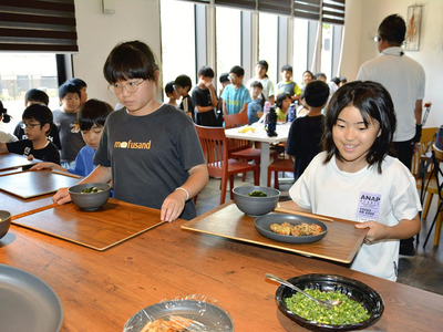 夏休み中、昼食の提供を始めた放課後児童クラブ「マカナ」。子どもたちに好評で、保護者からも負担が軽減されたと喜ばれている＝郡山市