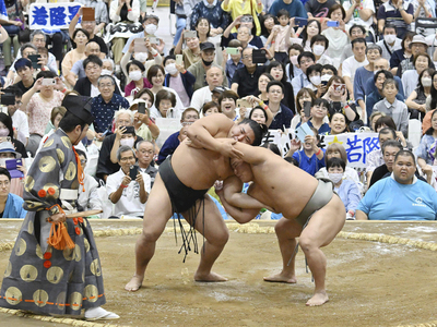 福島民友新聞創刊１３０周年記念事業として開かれた大相撲福島場所。若隆景（右）と若元春の兄弟対決に大きな声援が送られた＝福島市・福島トヨタクラウンアリーナ