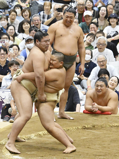 力士ふれあい会で子どもと稽古した「大波３兄弟」の若元春（左）。見守る若隆元（中央）と若隆景（右下）＝２２日、福島市・福島トヨタクラウンアリーナ