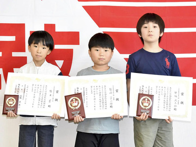 小学生低学年の部で優勝した箱崎さん（中央）、準優勝の伴場さん（右）、３位の橋本さん