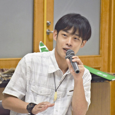 講演する細井さん