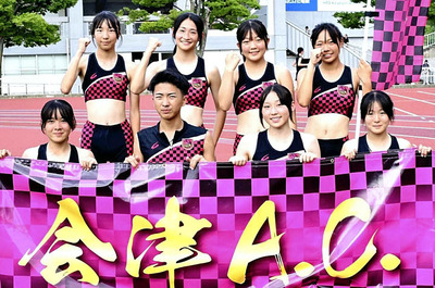 全日本中学校陸上競技選手権大会で初の表彰台、２年連続入賞を果たす快挙を成し遂げた会津ＡＣの選手ら