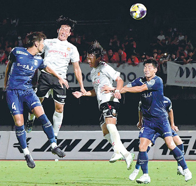 【福島―鹿児島】試合終了間際、同点ゴールを決める福島の清水（左から２人目）＝とうほう・みんなのスタジアム