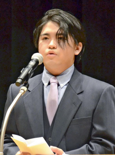 決意を述べる村上さん