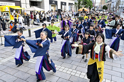 熱気あふれる演舞を披露する踊り手＝３１日午後、郡山市