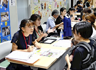 幼稚園での教育内容などを伝えた子育てフォーラム