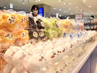 さまざまなちいかわのグッズが並ぶ店内