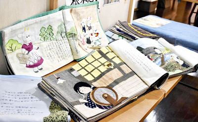 店内で展示している布絵本