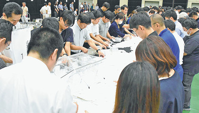 いわき市長選の開票作業。過去最低の投票率は各陣営の想定外だった