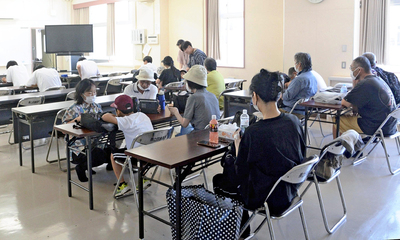 ７月下旬の津波警報を受けて避難所に避難した市民。「逃げ遅れゼロ、災害死ゼロ」の実現に向けた防災施策のさらなる推進が求められている