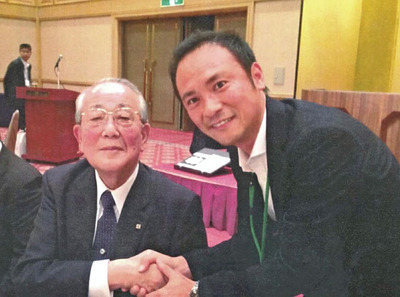 憧れの稲盛さんと懇談し、握手する私（右）。フィロソフィーは私の経営の軸となっている