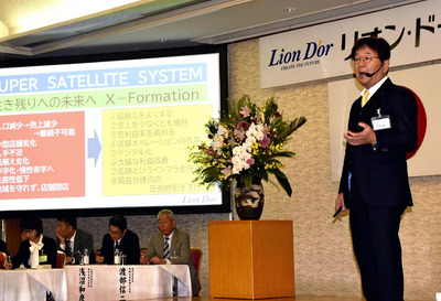 総会で経営計画を解説する小池社長