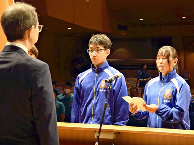 決意表明する岸上（右）と佐藤