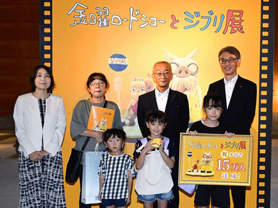 セレモニーに臨んだ（前列左から）優芽ちゃん、優空さん、優海さん（後列左から）高橋館長、菅野さん、丹野局長、隅田取締役