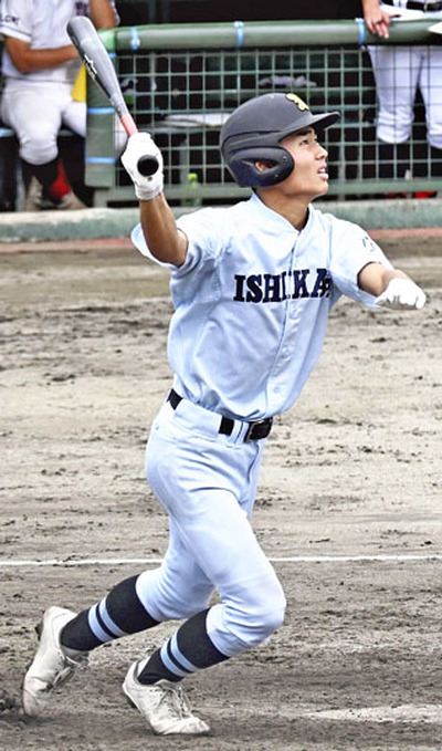 【学法石川―岩瀬農】２回裏学法石川２死満塁、走者一掃の三塁打を放つ熊谷＝白河グリーンスタジアム