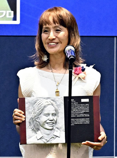 日本サッカー殿堂の記念プレートを手に喜びを語る高倉麻子さん
