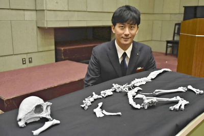 化石のレプリカを前に「実際に見て興味を持ってもらいたい」と話す吉田さん