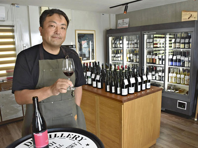 三春町の旧国道沿いにワインショップをオープンした宗像さん。こだわりの商品を取りそろえる