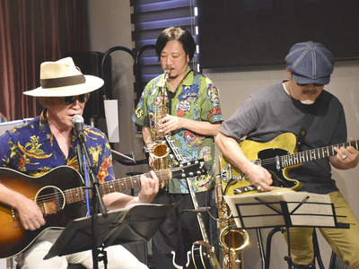 ライブハウス「ミッキーズ」で音楽仲間と演奏する渡辺さん（中央）