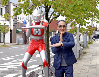 トークショー後、ウルトラマンの立像とポーズを取る佐野さん