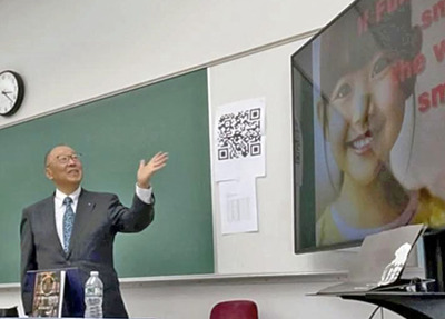 英語で講演した篠木さん＝慶応義塾ニューヨーク学院