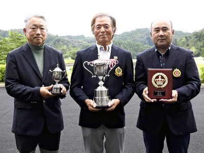 団体の部で優勝した須賀川Ａの（右から）鈴木武、鈴木裕男、個人の部も制した西間木