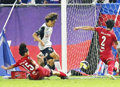 【いわき―甲府】後半追加タイム、甲府のＦＷ三平〈９〉のシュートで決勝ゴールを許すいわき守備陣＝ハワイアンズスタジアムいわき