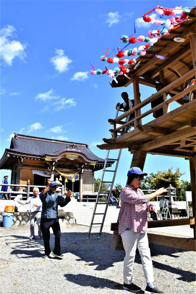 震災後初めてやぐらを囲んで豊年踊りを踊る氏子たち＝富岡町・王塚神社