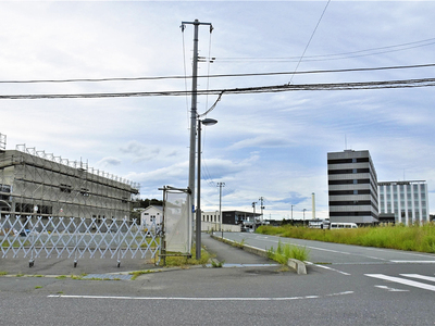 広野駅東側は住宅分譲地や産業団地が整備され、現在は１社が新工場を建設している＝広野町