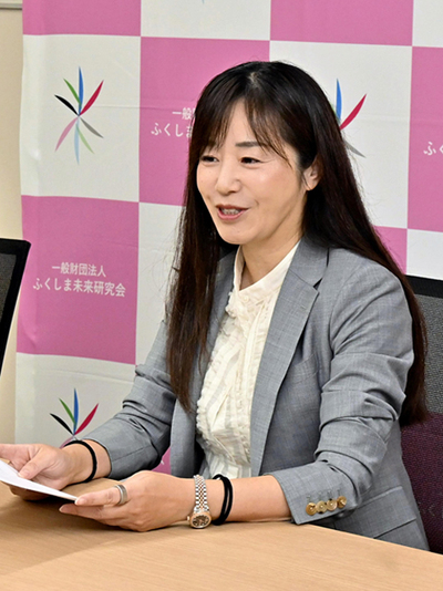 奨学金について説明する南代表理事