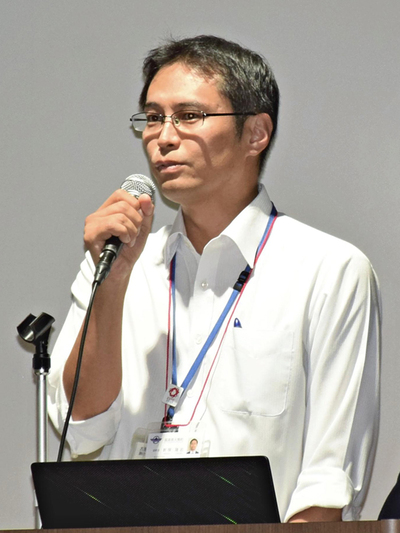 講演する新保代表理事